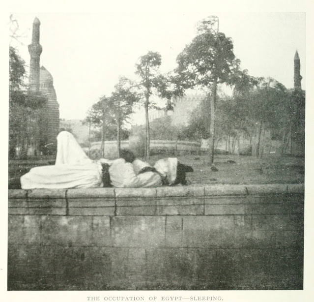 مصري نائم على متراس ضيق في قلعة محمد علي قرب سوق العصر