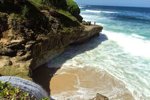 Objek Wisata Pantai Banyu Tibo Pacitan 