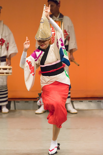 ヴィータホールで踊る江戸っ子連の女踊りの女性の写真