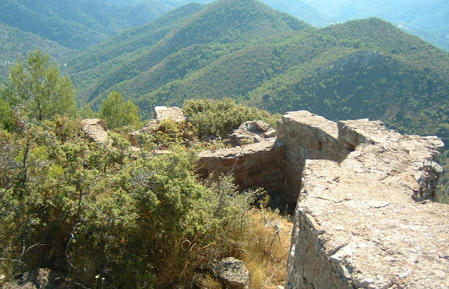 Restos de una fortificación militar del bando nacional en el frente de la Sierra de Espadán (Castellón).