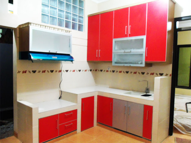 Contoh desain dapur warna merah