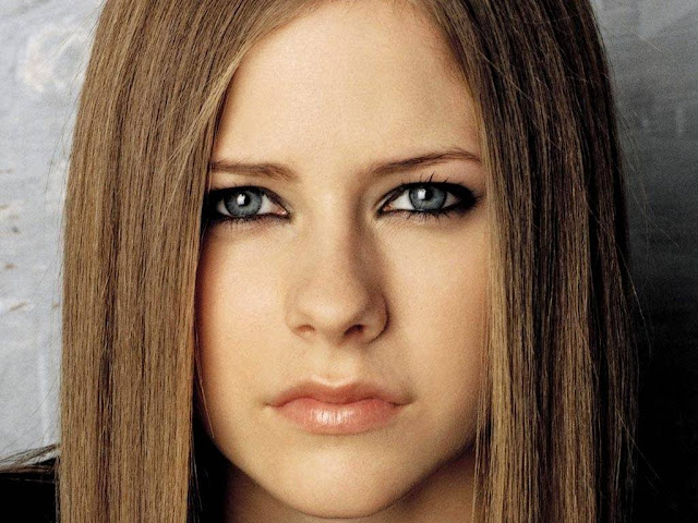 Hot Pictures of Avril Lavigne