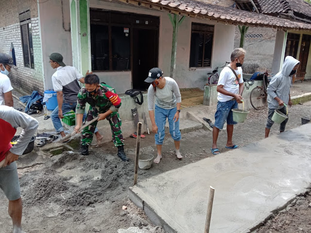 Babinsa Koramil Tulung Bantu Bedah Rumah Warga