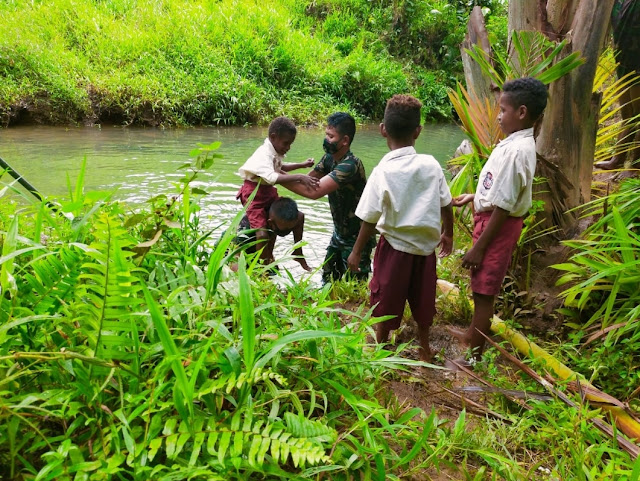 Keren! Tentara Gendong Anak Papua Seberangi Sungai Untuk Sekolah