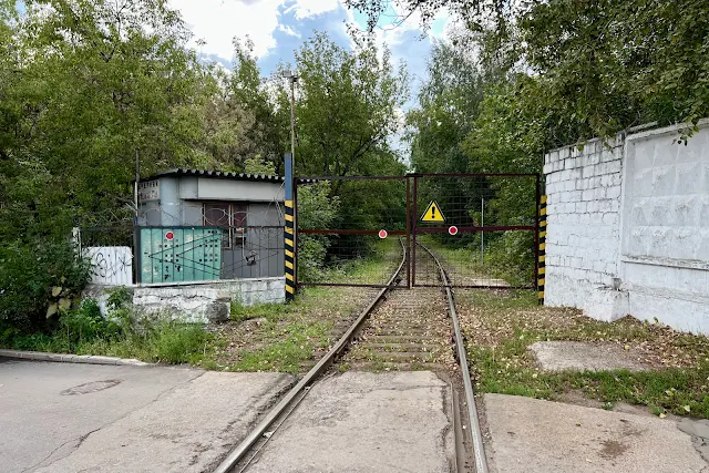 Вагоноремонтная улица, дворы, Лианозовский комбинат строительных материалов и конструкций (Лианозовский завод № 3 треста № 41 Наркомата авиационной промышленности / Лианозовский кирпичный завод Главмосстройматериалов / Лианозовский керамический завод / Лианозовский домостроительный комбинат / Лианозовский завод керамзитного гравия / Производственное объединение «Москерамзитбетон» Главмосстройматериалов / завод «Бекерон» / ДСК № 7), железнодорожная ветка