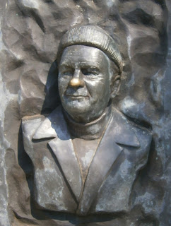 ανάγλυφη προτομή του Lawrence Durrell στην Κέρκυρα