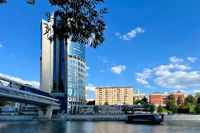 Пресненская набережная, Москва-река, торгово-пешеходный мост «Багратион», бизнес-центр «Башня 2000», набережная Тараса Шевченко