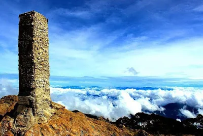 foto puncak gunung latimojong sulawesi