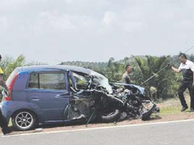 kereta Perodua Viva hancur kemalangan dengan lori