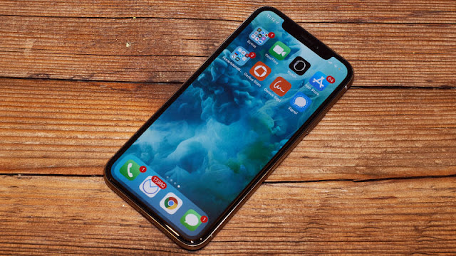 Khung thép là chi tiết nổi trội hàng đầu trên iPhone X