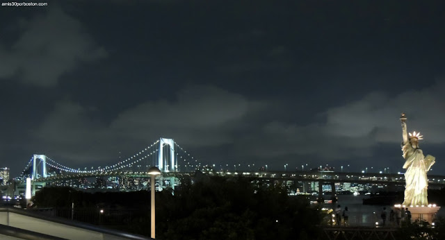 Réplica de la Estatua de la Libertad y el Rainbow Bridge en Odaiba