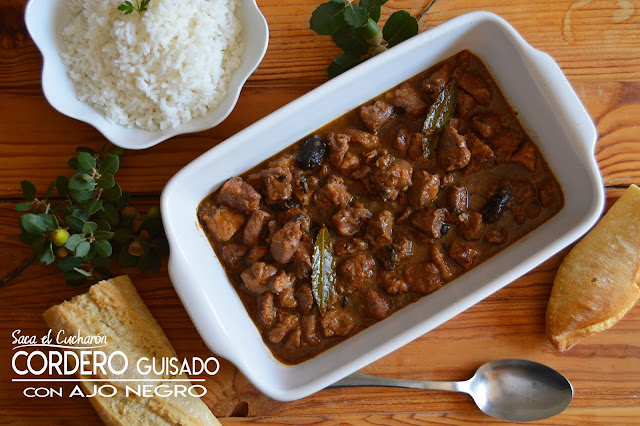 Cordero guisado con ajo negro Saca el Cucharón