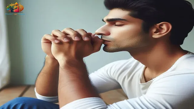 شخص يطبق تمارين التنفس لتهدئة نوبات الهلع ويبدو أكثر هدوءًا وسيطرة
