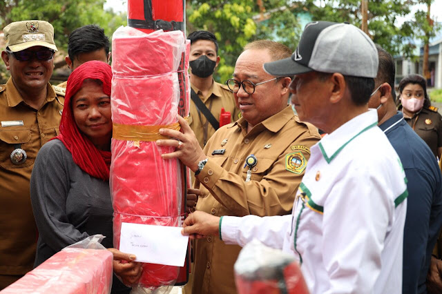 Sekda Kabupaten Karimun Salurkan Bantuan kepada Korban Puting Beliung di Kecamatan Sugi Besar