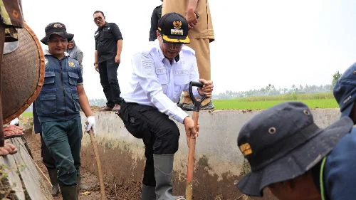 Pj. Wako Payakumbuh Laksanakan Goro Bersihkan Saluran Irigasi Banda Sawah Baruah