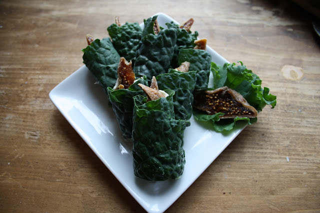 Feuilles de choukale roulées avec des figues et un fromage de fraines de tournesol