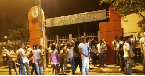 Direção escolar fecha escola, proíbe ocupação e intimida os estudantes com a presença da Policia Militar em Canindé de São Francisco/SE 