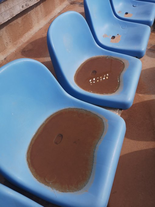 Málaga, barro y agua en los asientos de los aficionados para ver el partido ante el Huesca
