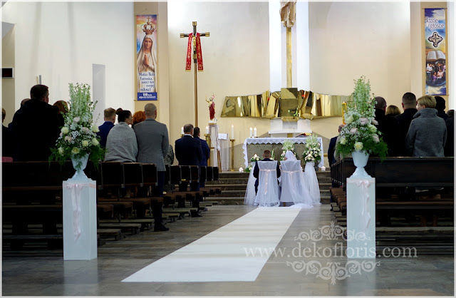 Ślubna dekoracja kościoła Ozimek opolskie - biały dywan kwiaty