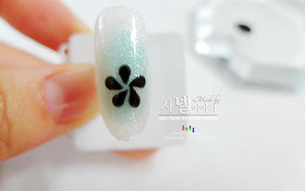  floral nail with a dotting tool