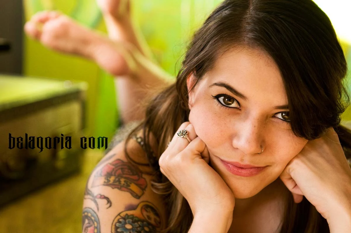 Chica con tatuaje tradicional americano