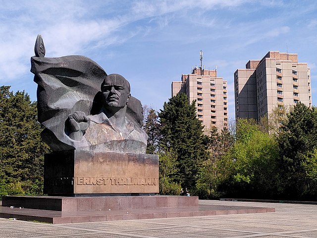 Ernst Thälmann Denkmal im Ernst-Thälmann-Park Berlin-Prenzlauer Berg. Aufgenommen kurz nach einer Säuberungs-Aktion, daher ohne Graffiti