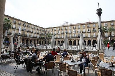 De pinchos en la Plaza Nueva, Bilbao
