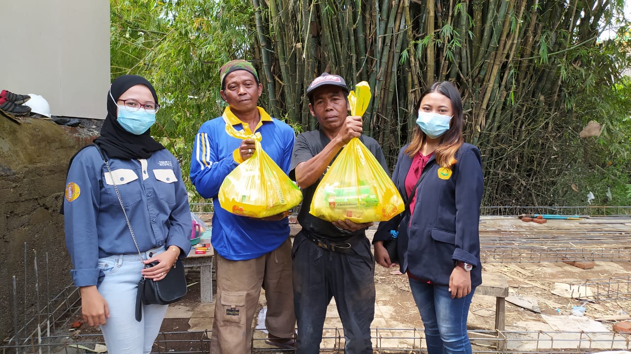 Penyaluran bantuan kepada warga