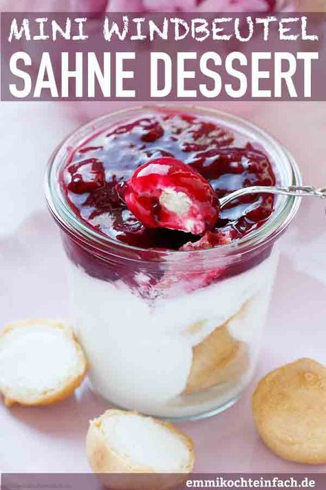 Mini-Windbeutel Sahnedessert mit roter Grütze | Das supereinfache Rezept. Das schnelle Dessert und Nachtisch mit Sahnewindbeutel aus dem Tiefkühlfach ist in nur 10 Minuten vorbereitet | #dessert #nachtisch #sahnedessert #windbeutel #rezept #einfachkochen | emmikochteinfach.de