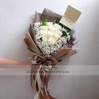 bunga valentine, buket bunga dan cokelat, buket bunga ferrero rocher, buket bunga mawar, bunga mawar valentine, handbouquet mawar, bunga mawar 100tangkai, buket rose, toko bunga, florist jakarta, toko bunga jakarta barat