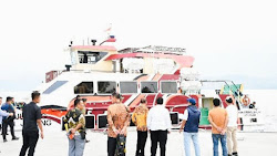 Vandiko dan Martua Sambut Pelayaran Perdana KMP Jurung-Jurung di Perairan Danau Toba Samosir