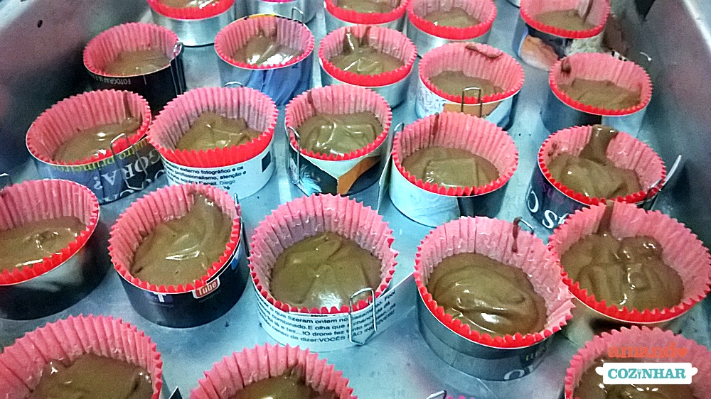 Mini Cupcakes Com Cobertura De Chocolate Consistente Receita