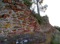 Part de la muralla a la banda nord del Castell de Rosanes