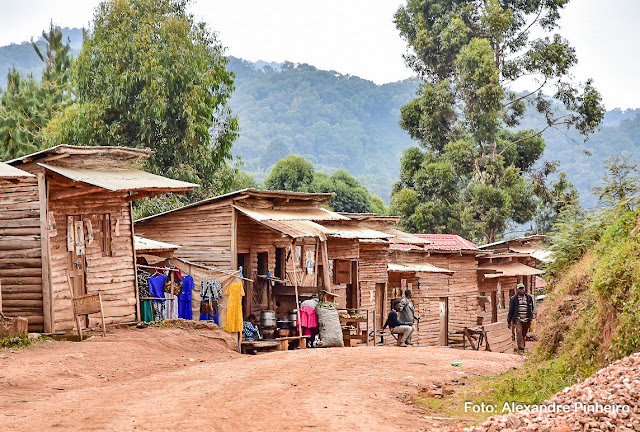 Vilarejo nas imediações do Parque Bwindi