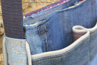 Sac à main Besace en jeans recyclés monté façon patchwork, intérieur coton ethnique coloris violet, turquoise, jaune, passepoil gris clair, deux poches en soufflet devant, biais gris clair sur le rabat, entièrement doublé pour le rendre semi-rigide, anse coton bleu marine, boucles couleur argent, surpiqures jaunes et rouge .  Dimensions : 24 x 18 x 7 cm environ.