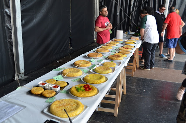 Las cuadrillas de Llano llenan de buen alimento y mejor ambiente el último día de sus fiestas