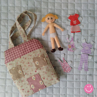 Bolso casita para una mini muñeca con sus vestidos - Alacabala