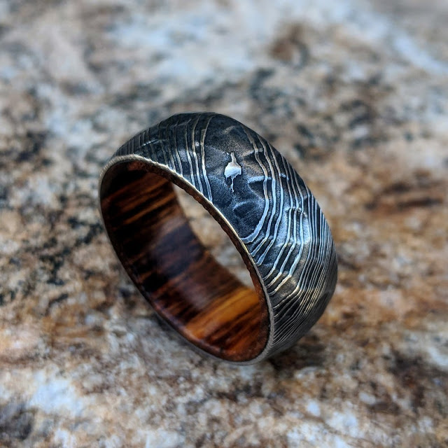 Mens Wedding Band Damascus Steel Ring With Ironwood Sleeve DS-BLK-8HR-Hammered-IronWoodSleeve