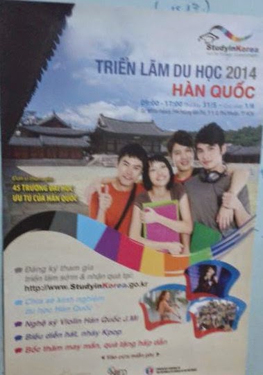 Phát tờ rơi triển lãm du học Hàn Quốc