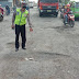 Anggota Polsek Jekulo Ikut Penambalan Jalan