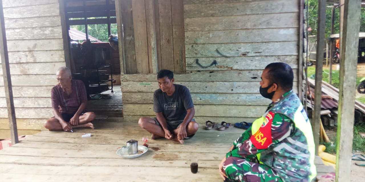 Lakukan Komsos, Babinsa J Hutagalung Sosialisasikan Bahaya Karhutla Kepada Warga Desa Sungai Ulu