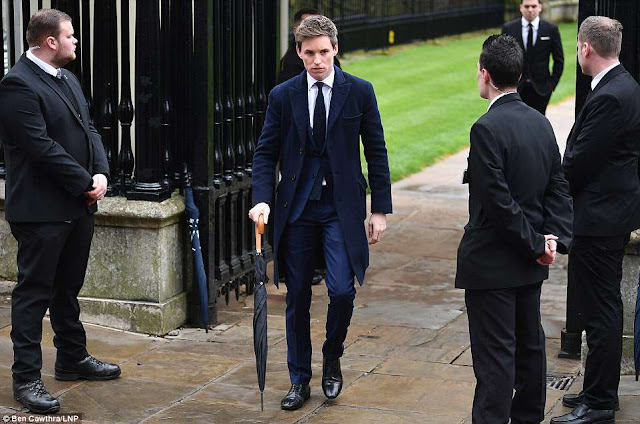 Eddie Redmayne foi um dos primeiros a chegar ao funeral de Stephen Hawking | Ordem da Fênix Brasileira