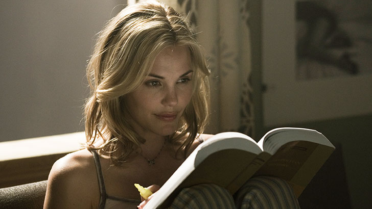 A atriz Leslie Bibb como Maya no filme 'O Último Trem'