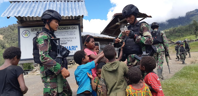  Satgas Kostrad Berikan Bantuan Makanan Kepada Warga Kampung Tinolok