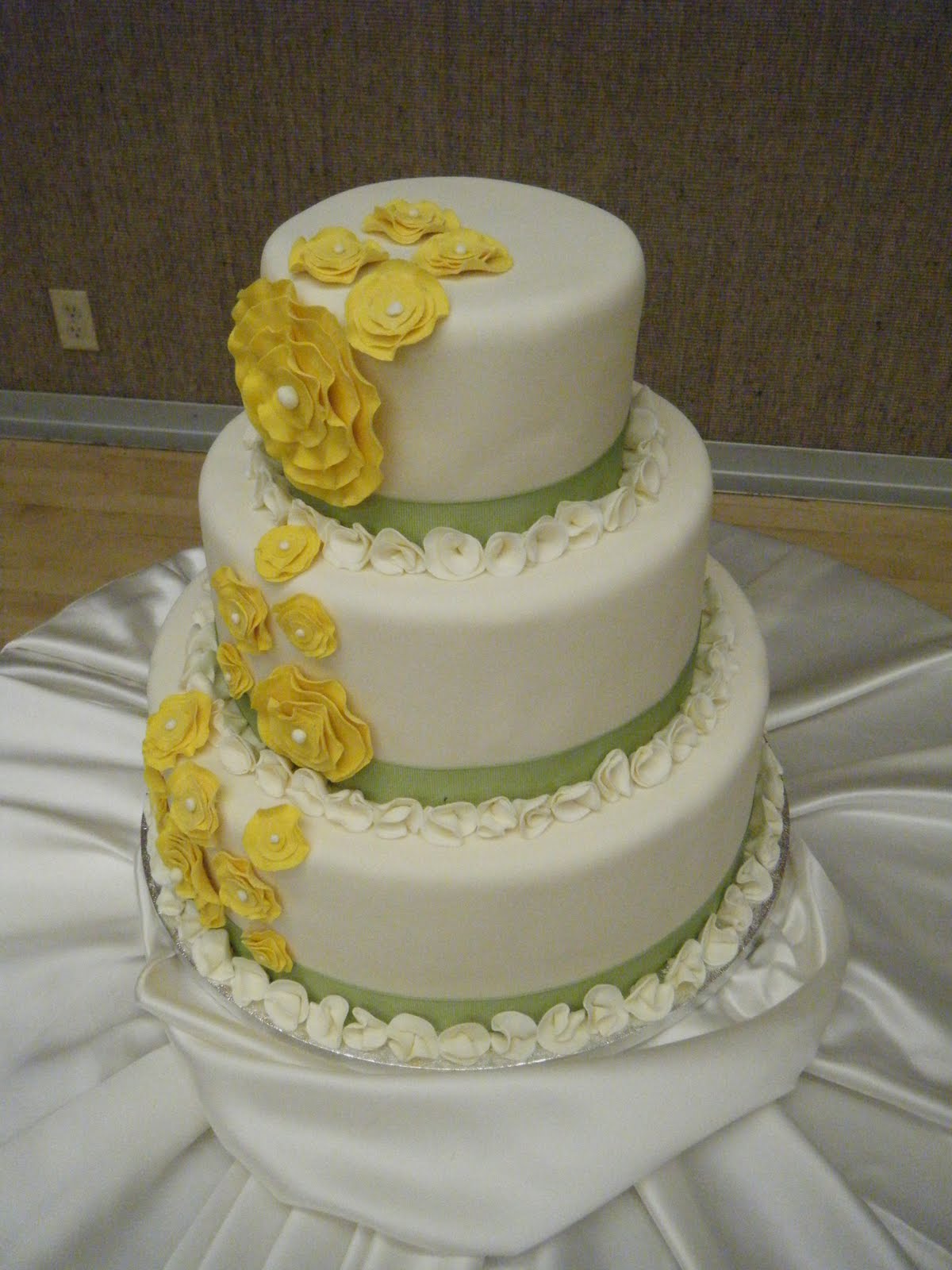 Cool flower wedding cake