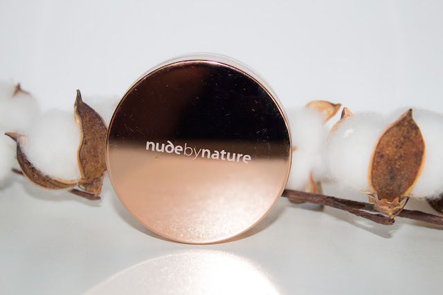 Un joli teint naturel avec la poudre Nude By Nature