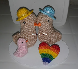 topo bolo pombinhos,topo bolo amigurumi,topo bolo casal passarinhos,LGBT, casamento LGBT, casal LGBT, topo de bolo LGBT, crochê LGBT