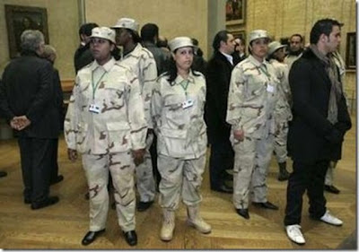 [Image: muammar_algaddafi_female_bodyguards_19.jpg]