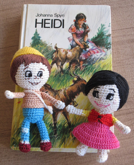 Amigurumi de Heidi y Pedro junto al libro edición de 1974.