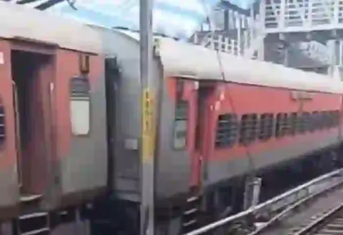 Charminar Express derails at Nampally railway station, some injuries reported